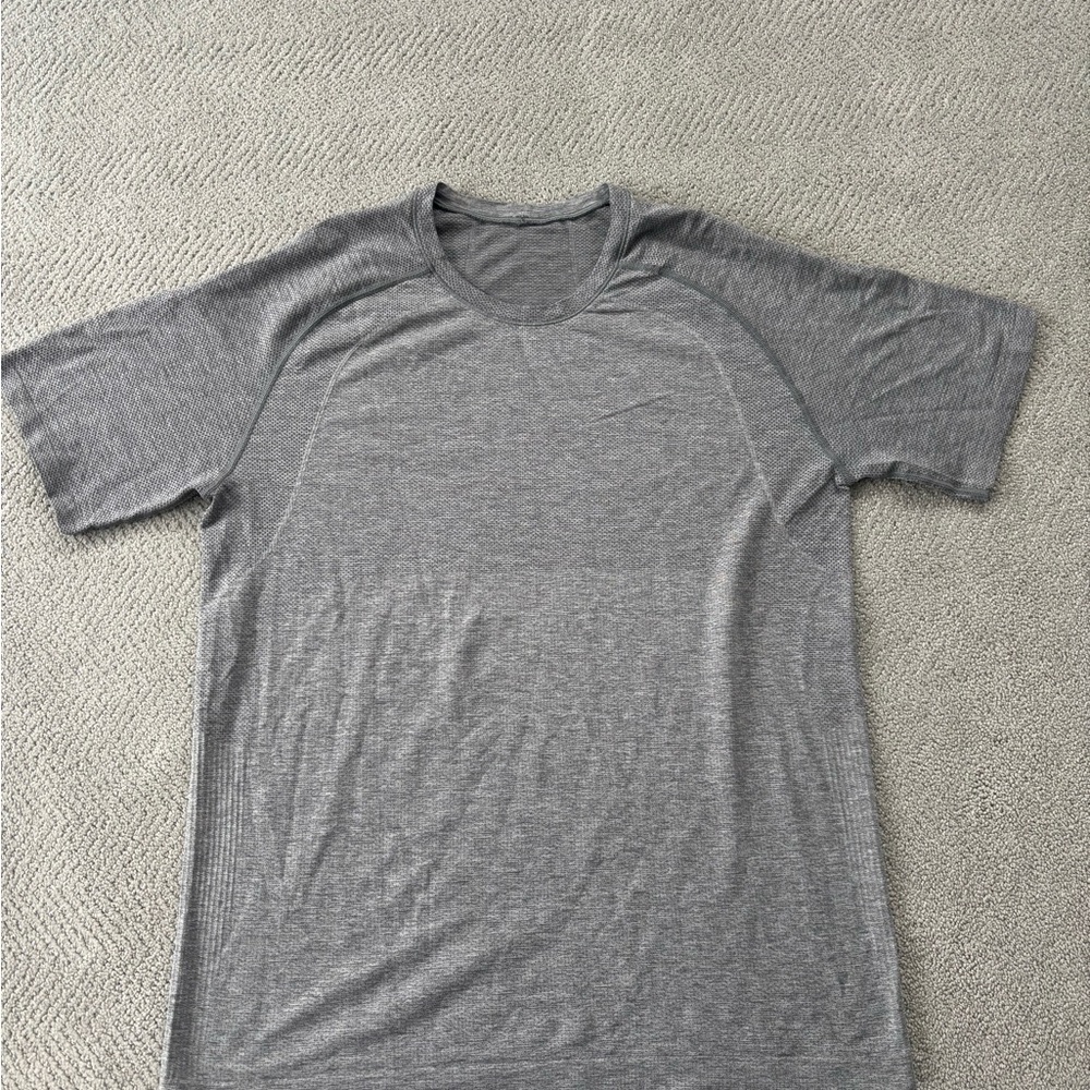 lululemon athletica Men's Heather Gray Short Sleeve Tee